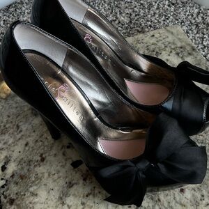 Paris Hilton  Elegant Black Heels with Bow